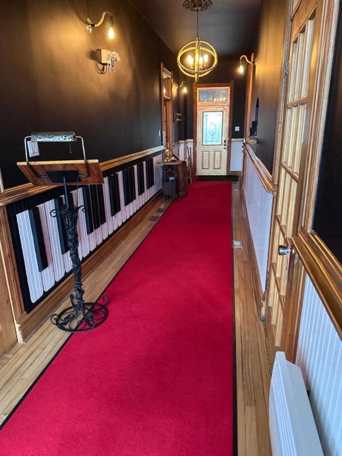 Auberge Et Bistro Namaste Lachute Exterior photo