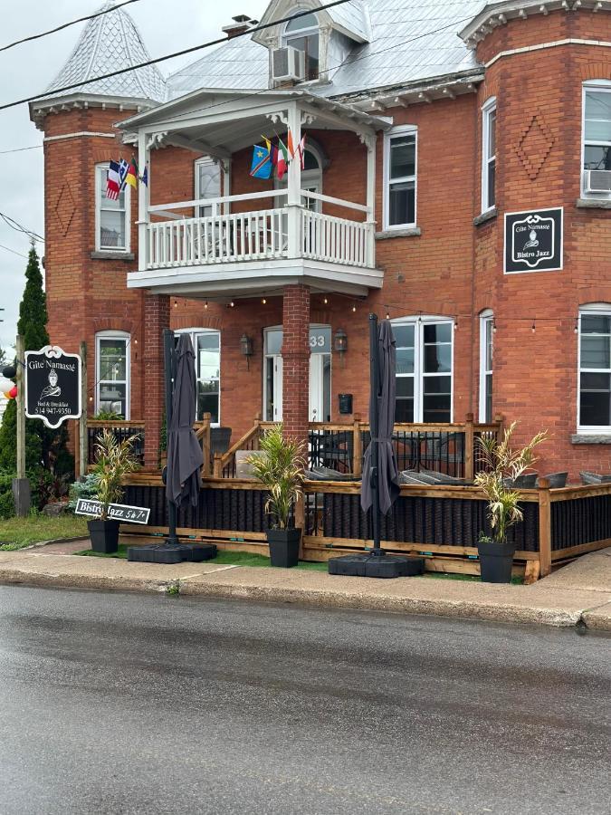 Auberge Et Bistro Namaste Lachute Exterior photo