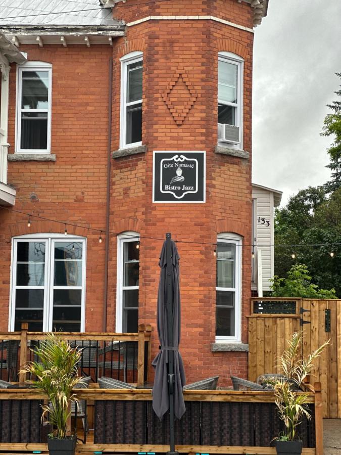 Auberge Et Bistro Namaste Lachute Exterior photo