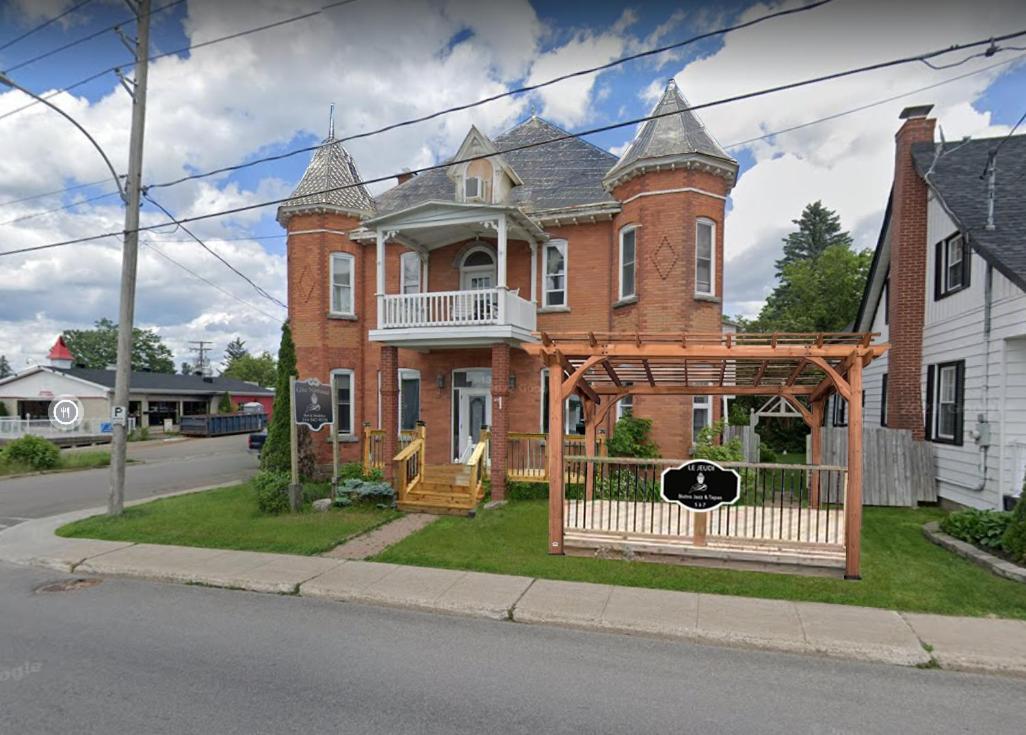 Auberge Et Bistro Namaste Lachute Exterior photo
