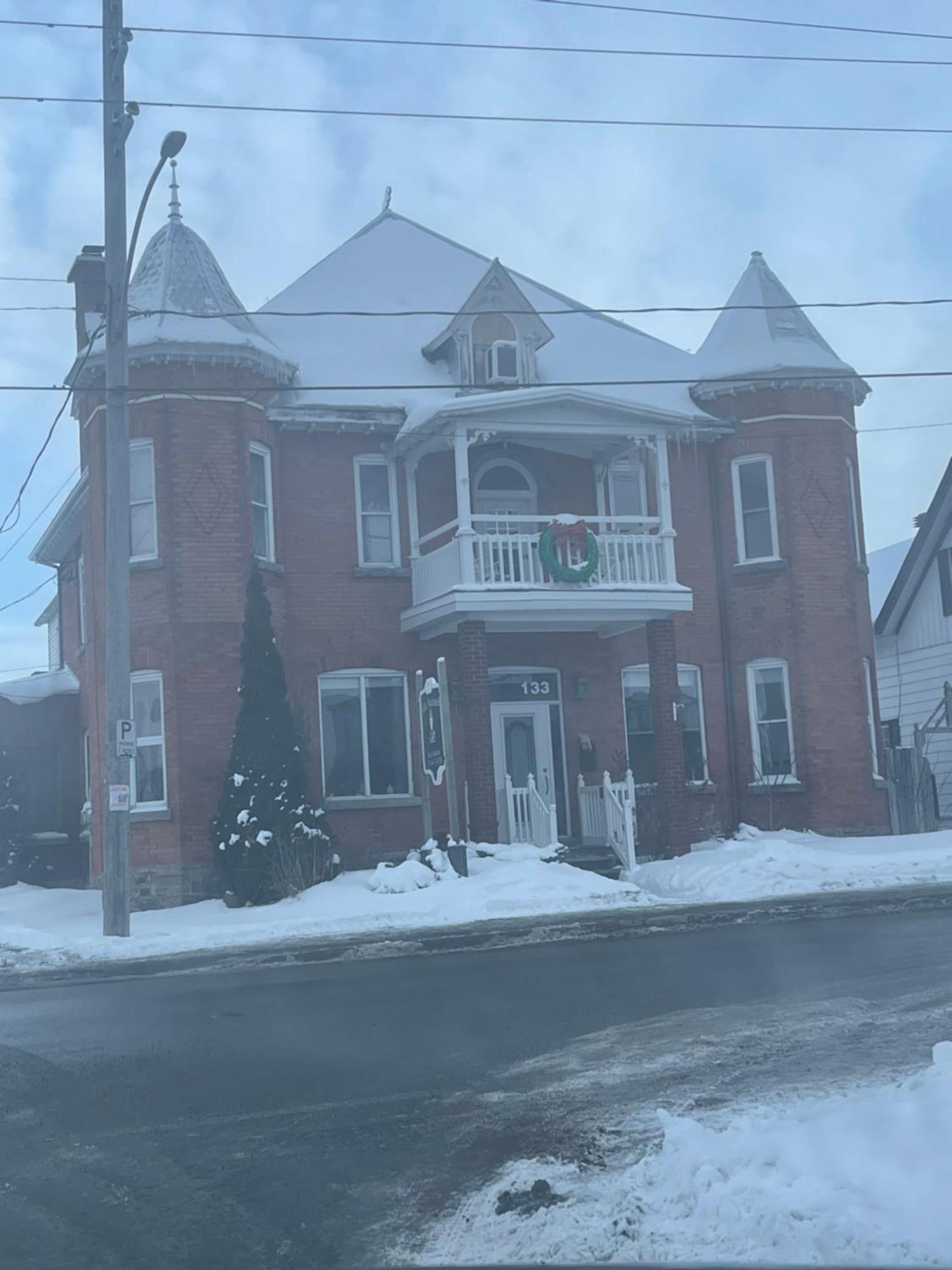 Auberge Et Bistro Namaste Lachute Exterior photo
